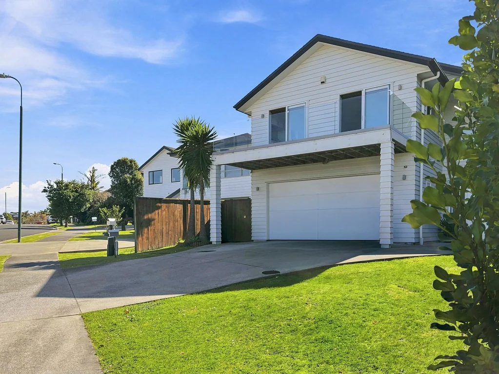 Modern Family Home in Gulf Harbour!