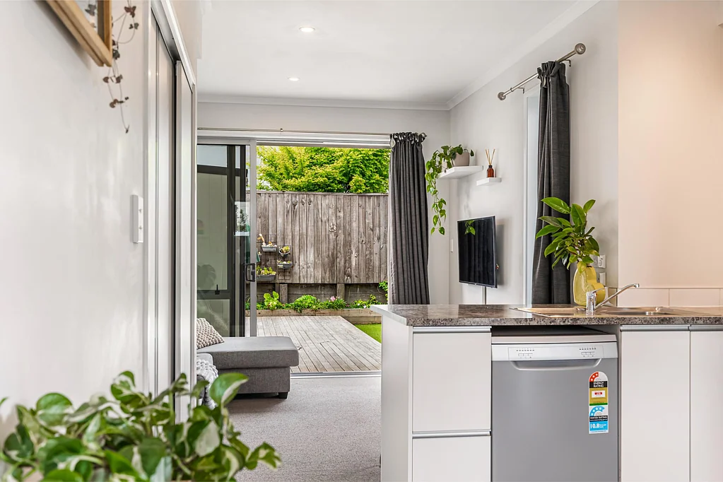 Hobsonville 2બેડરૂમ END-UNIT ADVANTAGE. FREEHOLD. NO BODY CORP.