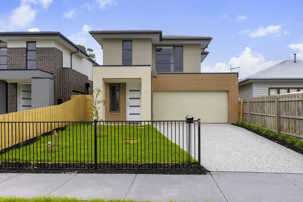 NEAR NEW FAMILY HOME IN PRIME BEACHSIDE LOCATION