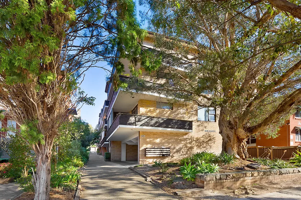 " Sunny Top Floor Unit "