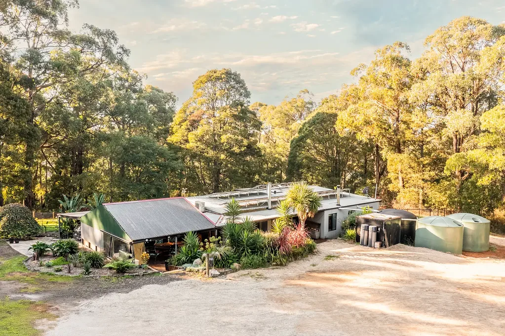 Gembrook 4 Bedroom Entertain, unwind & enjoy the country lifestyle on 5 acres approx.