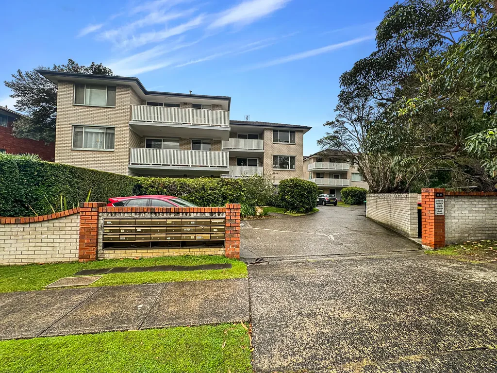 "Coastal Convenience in the Heart of Dee Why"