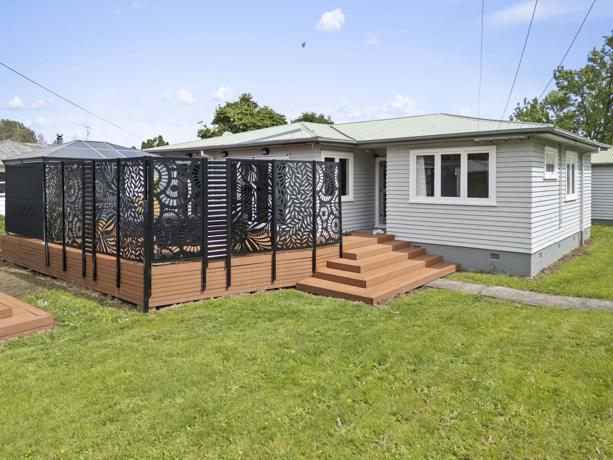 Te Aroha 3房  Planes waiting, house must go
