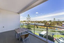 205/16 Dolphin Drive, Mandurah