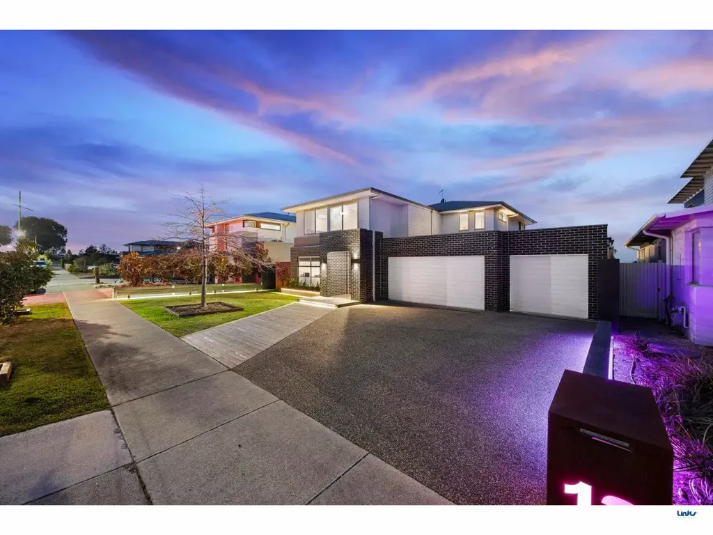 Torquay 4 Bedroom Expansive Modern Home With Triple Garage and Pool