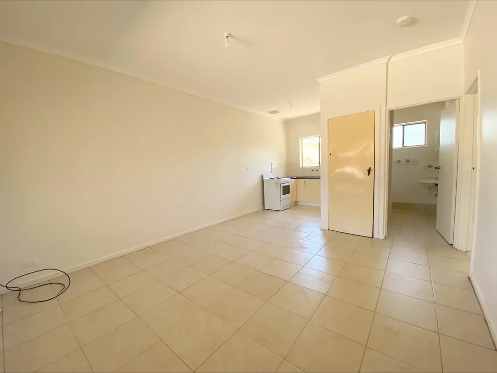 2 Bedroom Unit in a Friendly Housing Block!
