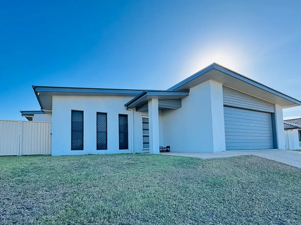 Moranbah 4房  MODERN ELEGANCE MEETS FUNCTIONAL LUXURY – 4 BEDROOM HOME WITH MEDIA ROOM, SHED, STRONG RENTAL RETURN!