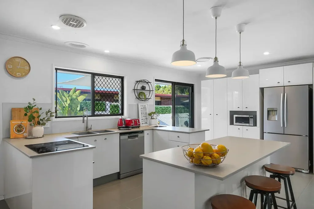 Ashmore 5कमरा Rare Dual Living Opportunity with Pool & Granny Flat renting for $600 pw!