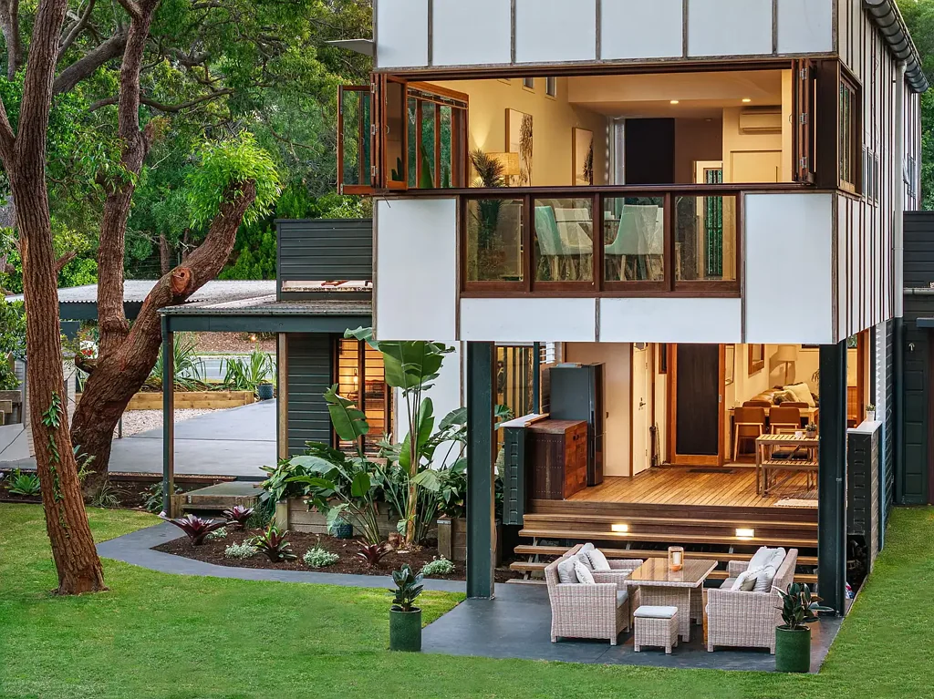 Yaroomba 3 Bedroom Contemporary Treehouse-Style Home Moments from the Surf