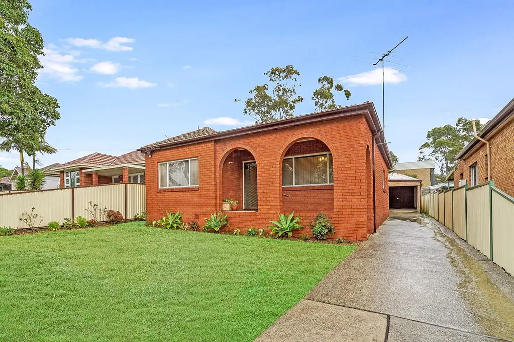 Bankstown 4Habitaciones Great Family Home With Loads Of Potential