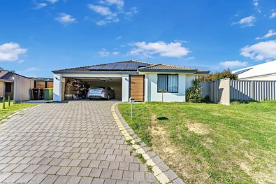 Brookdale 4 Slaapkamer Spacious Modern Family Home with Solar Panels, Large Backyard & Great Location!