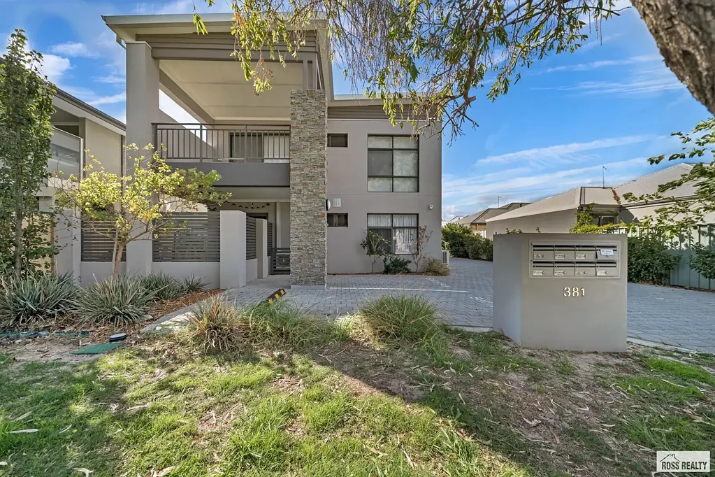Cloverdale 2Moenga Parkside Style and Simplicity!