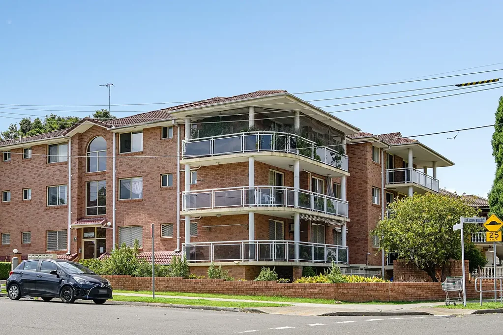 Walk to shops, large 2 bedroom unit with wrap around balcony