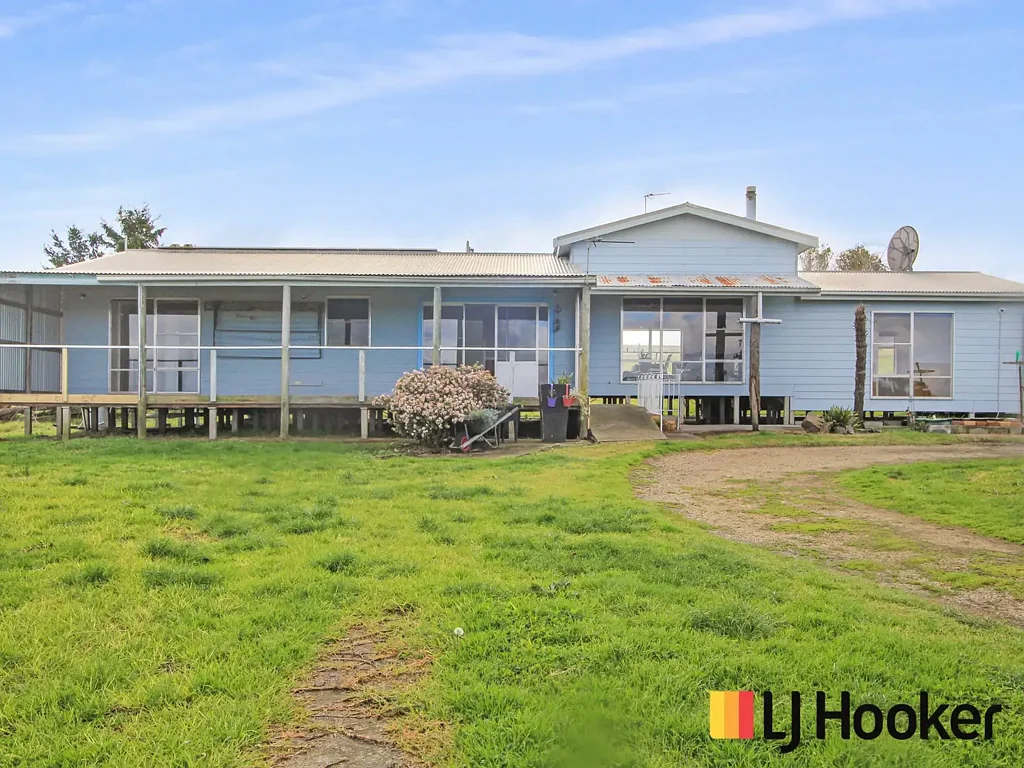 Orbost 5 Bedroom LIFESTYLE HOME WITH VIEWS OF THE SNOWY RIVER