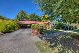8 Mount Porepunkah Road, Bright