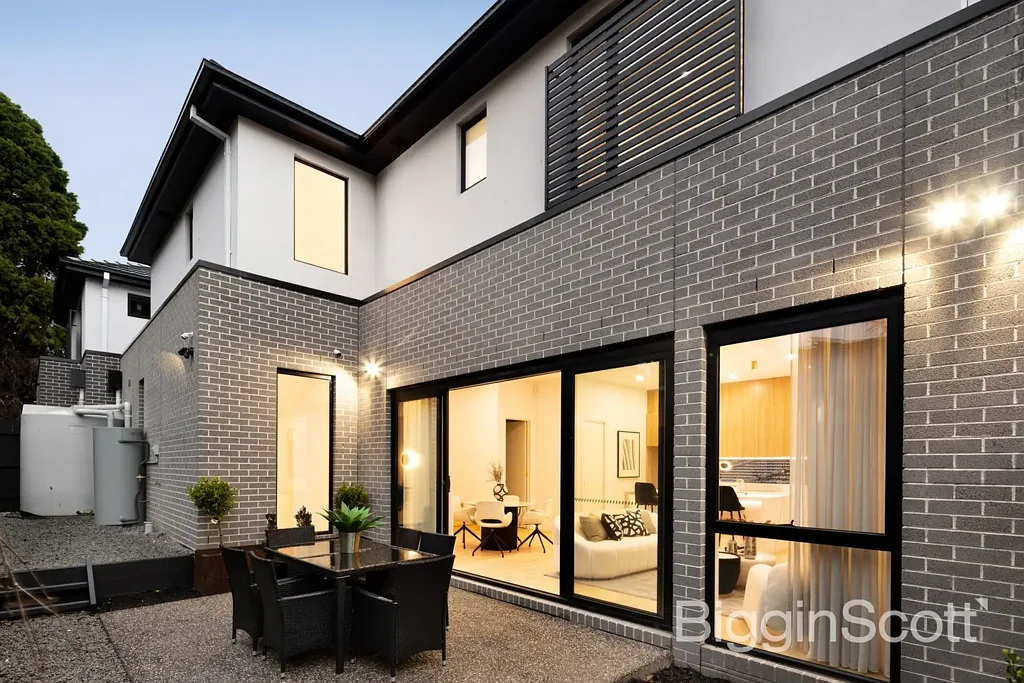 Templestowe Lower 4房 全新高端设计，北向正式客厅，高端厨房设备，室内外完美连接，主卧套房，中央供暖/空调，靠近学校公园商场。 Architectural Elegance with Family Appeal
