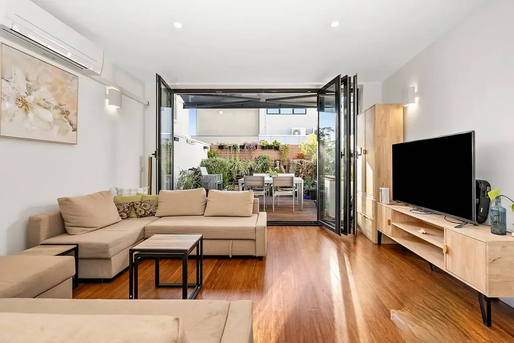 FULLY FURNISHED LUXURY LIVING IN A PRIME LOCATION