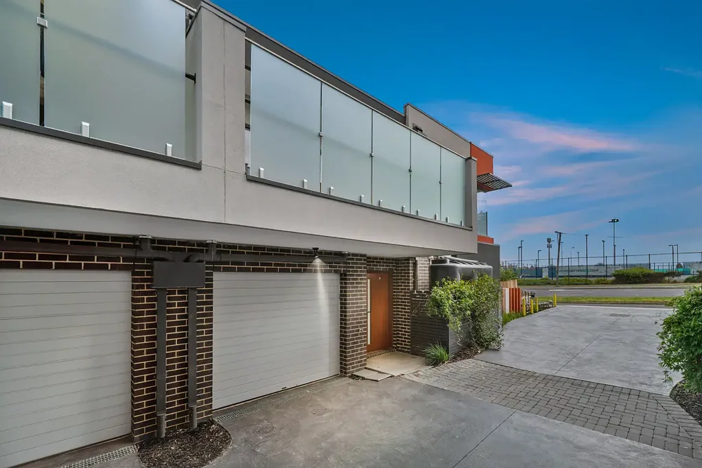 Scoresby 2房 现代设计联排别墅 采光充足起居区 现代厨房便利生活 主卧套间带庭院 独立车库近交通 Modern Comfort & Low-Maintenance Living