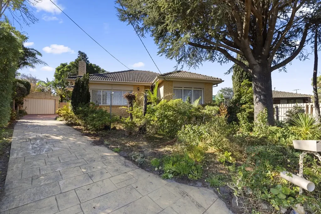 Springvale 3Kwarto ELEGANT HOME OF YESTERYEAR ON SUPER SITE OF 836M2