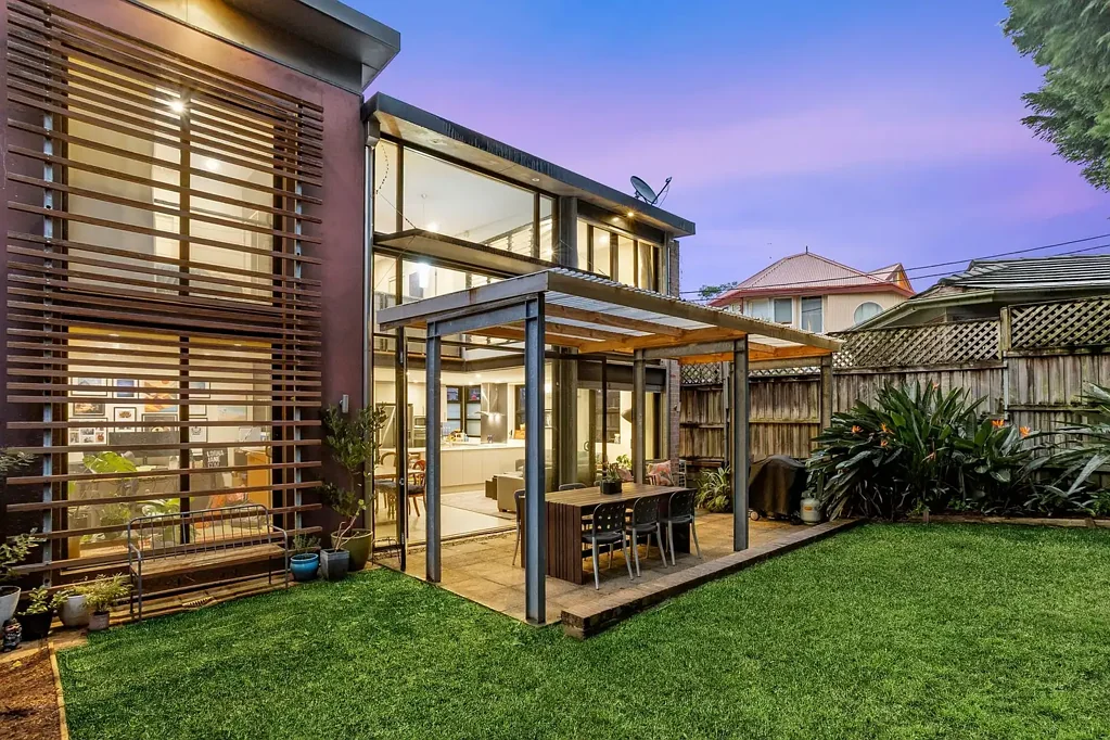Crows Nest 4Kwarto Contemporary Freestanding Living in a Premier Crows Nest Location