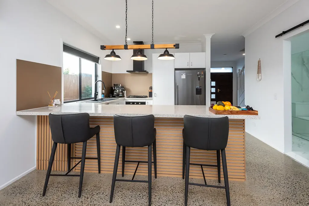 SPACIOUS MODERN DUPLEX IN PRIME COASTAL LOCATION
