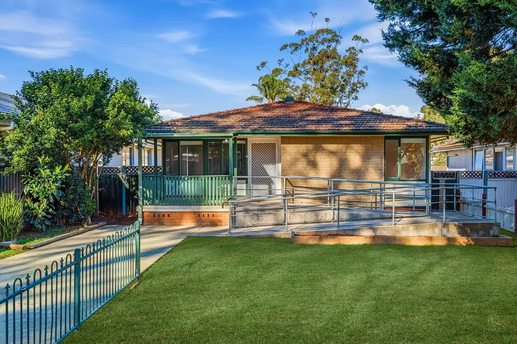 Airds 3部屋 Updated Home with CDC Approval to add a Granny Flat