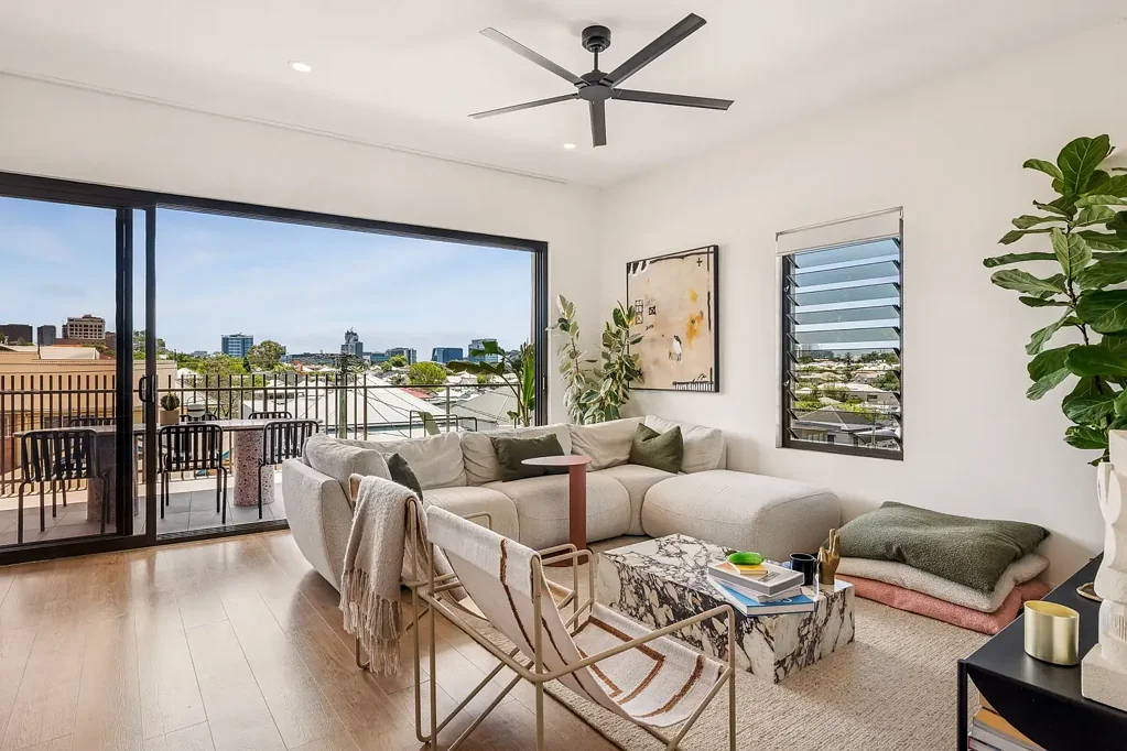 New Farm 3房 精品顶层三卧  新Farm中心位置  开放式室内外空间  美食厨房设计  宽敞明亮卧室  主卧带套间  全屋中央空调  两车位社区  活力生活方式 Sophisticated Top-Floor Living with a New Farm Address to Match