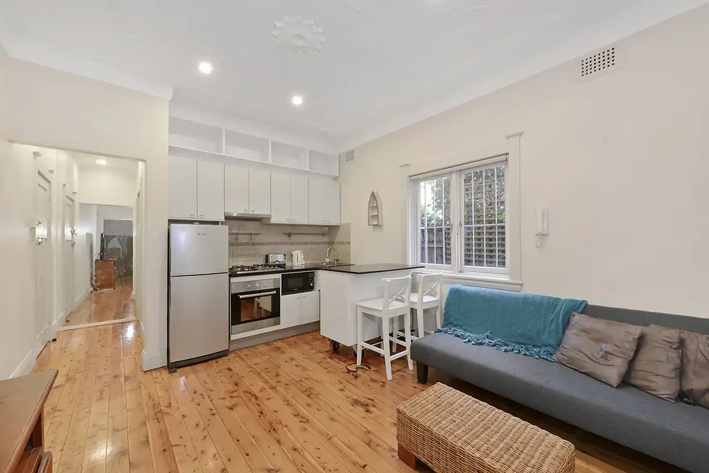 One Bedroom + Sunroom Home Footsteps to Bondi Beach