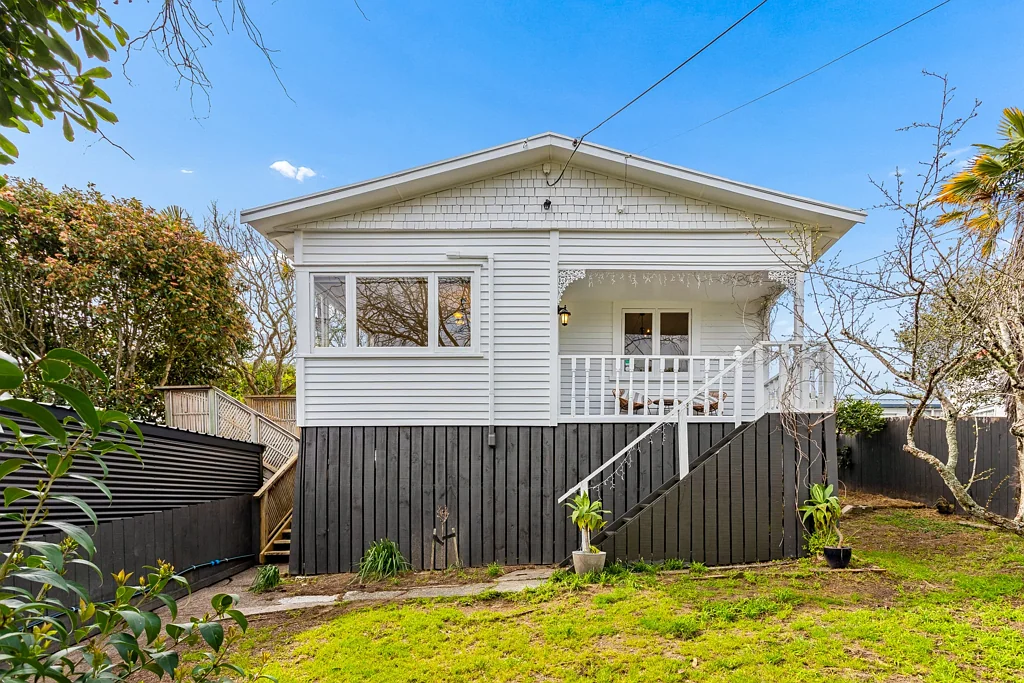 Henderson 2कमरा Charming 1920s Bungalow - Packed with Potential!