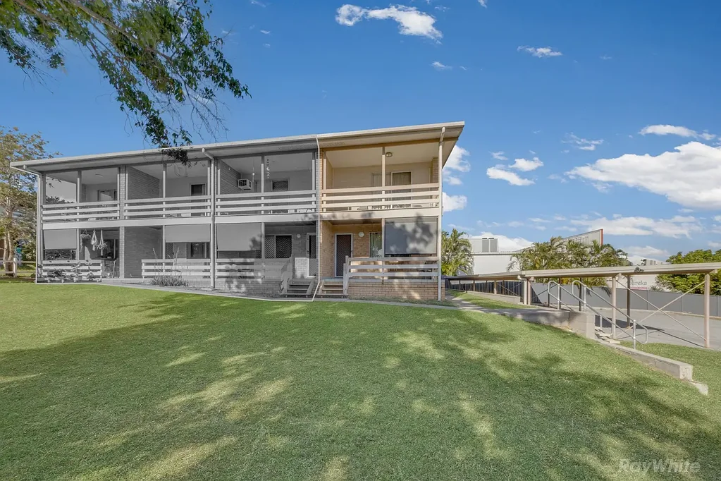 West Gladstone 2Zimmer TOWNHOUSE STYLE UNIT… CENTRALLY LOCATED… BOUTIQUE COMPLEX