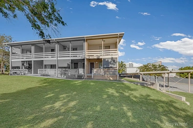 West Gladstone 2房  TOWNHOUSE STYLE UNIT… CENTRALLY LOCATED… BOUTIQUE COMPLEX