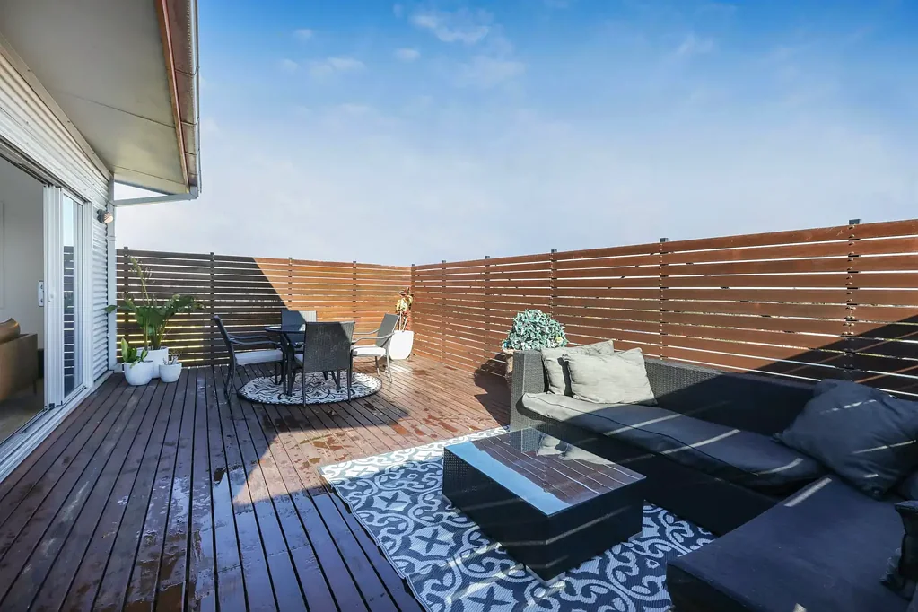 Reservoir 2 Slaapkamer Townhouse Feel, You Be The Judge! Plus Massive Outdoor Balcony