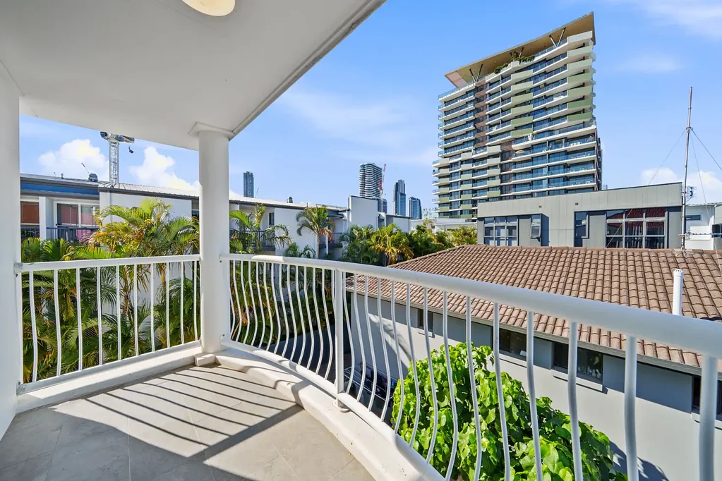 Surfers Paradise 1Zimmer Renovated Throughout | Skyline Balcony | Secure Parking Plus Storage