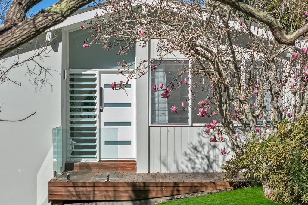 Avoca Beach 4Phòng ngủ AUCTION must be Sold | Renovated Family Home