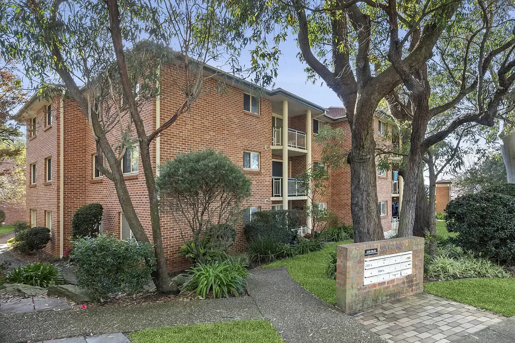 Caringbah 2房 顶层北向珍稀  开放式设计采光佳  高处绿意景观  厨房电器齐全  大卧镜柜  步行生活便利 Top Floor North-Facing Apartment with City & Botany Bay Glimpses