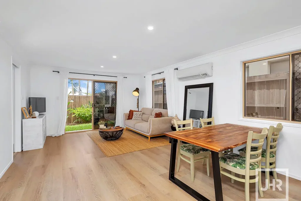 GLAMOUROUS TOWNHOUSE IN EVER POPULAR LOCATION