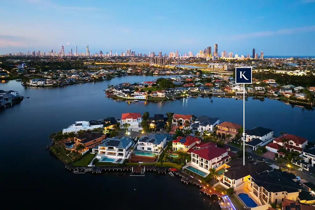Clear Island Waters 4 Slaapkamer Substantial Waterfront Opportunity in Private Island Enclave