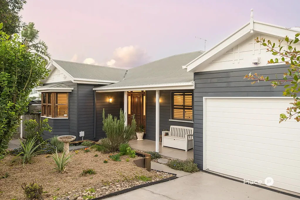 Bulimba 5Kwarto Prized North-East Aspect, Sweeping Views, Exceptional Family Living