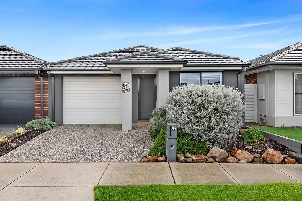 39 Diplomat Crescent, Cranbourne South, VIC 3977