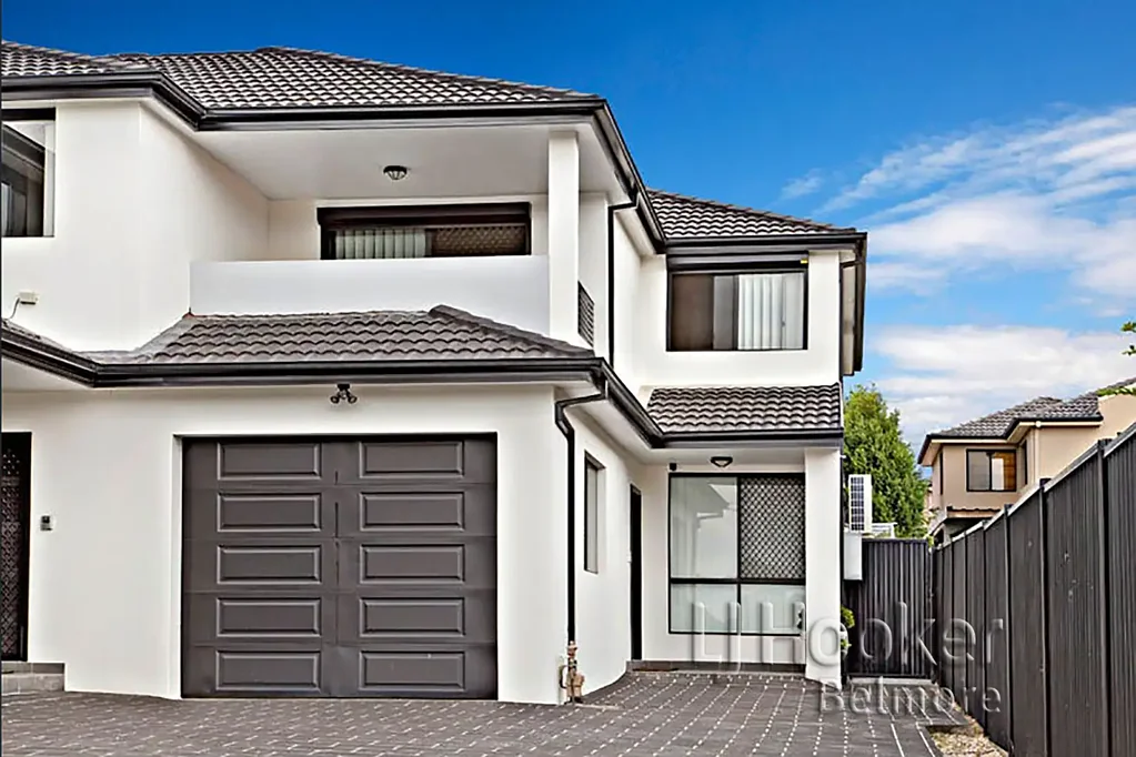 Spacious Four Bedroom Duplex in the Heart Of Greenacre!