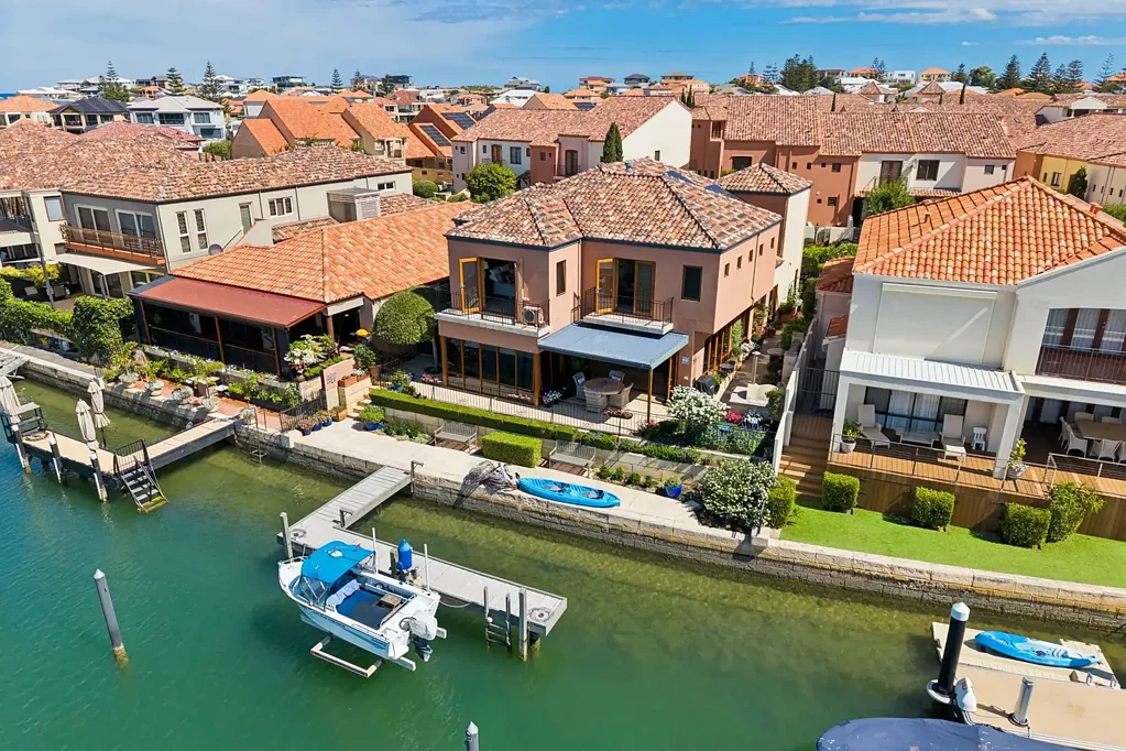 Wannanup 4房  Mediterranean Elegance Meets Luxury Canal Living