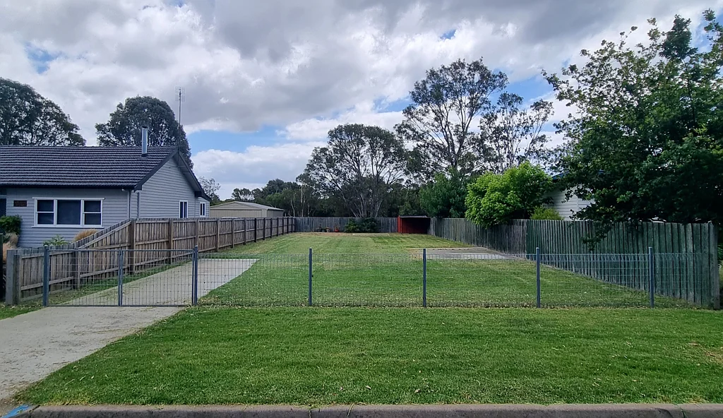 Eagle Point Blank Canvas In Sought After Location!