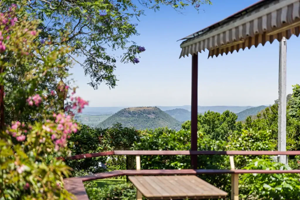 Rangeville 4房 Tourist路交汇点 1849平米花园 四房经典砖房 东北向庭院 高拱顶细节 东向大窗 红木厨房 走廊衣帽间 阁楼空调 毗邻购物中心 东侧名校 Timeless Elegance with Table Top Views