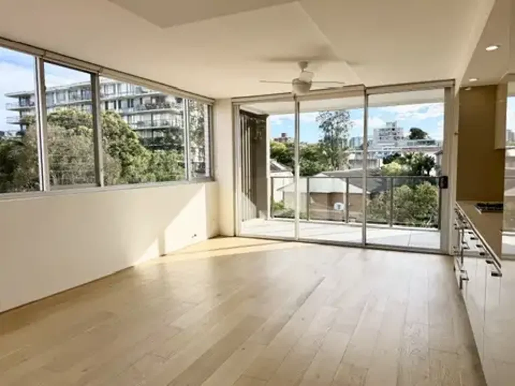 Stunning Modern Bright and Large One Bedroom with Parking in Bondi                   **PET FRIENDLY**
