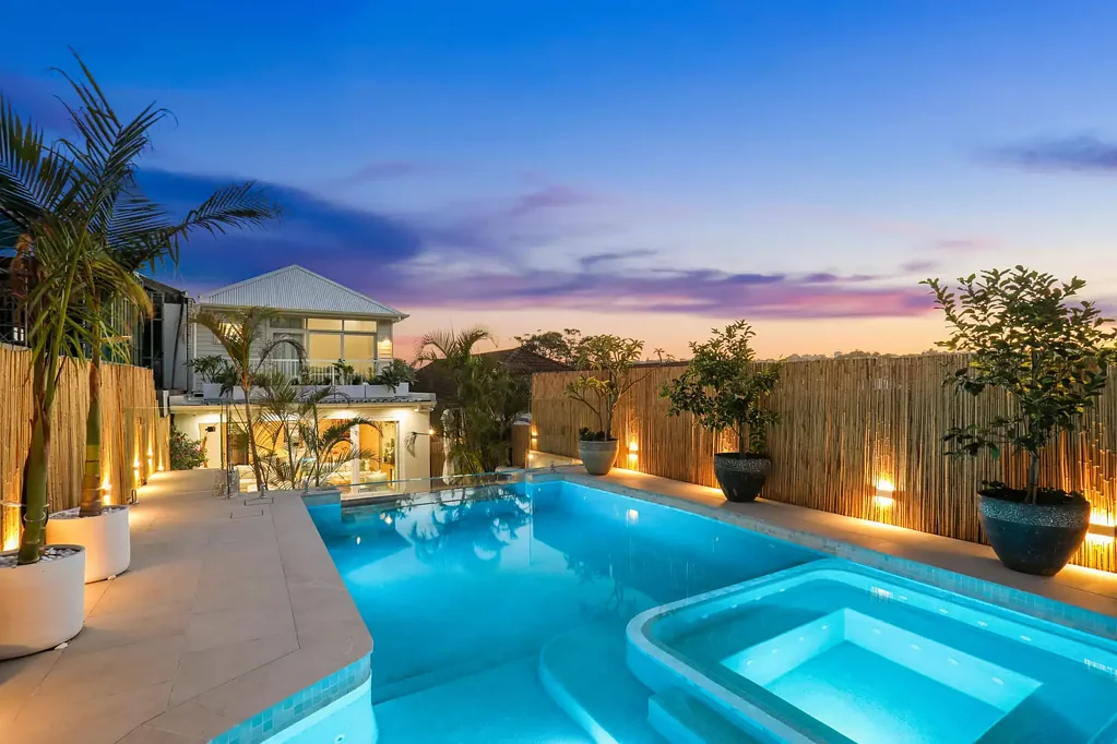 North Bondi 5Zimmer Exceptional Architectural Beacon Of Poolside Entertaining & Coastal Luxury Set On 385.7 sqm approx.