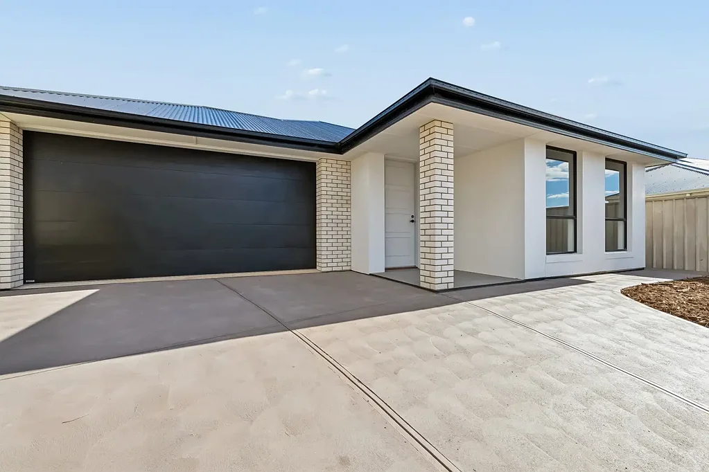 Contemporary New Build in Seaford Rise