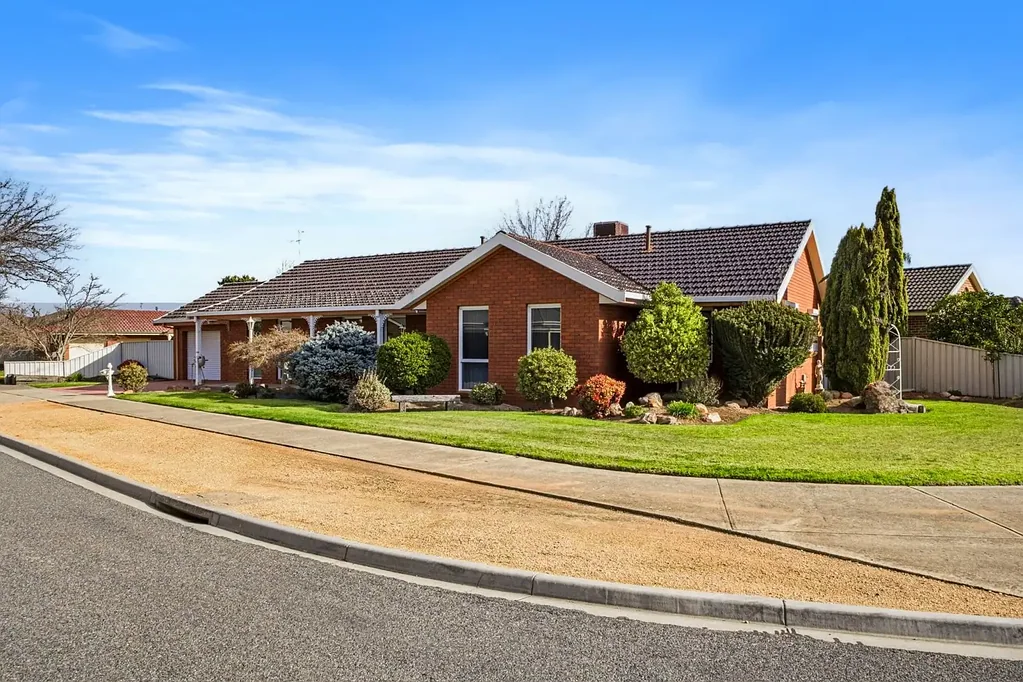 Shepparton 4房  Spacious Family Living on a Large Corner Block