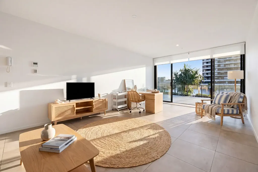 Hope Island 2房  Waterfront Luxury Redefined – 135sqm Ground-Level Living with Direct Boardwalk Access