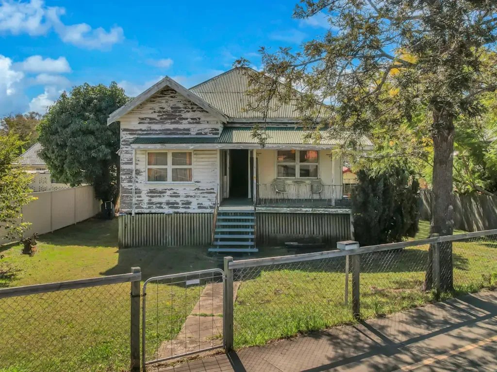 8 Brisbane Road, East Ipswich, QLD 4305
