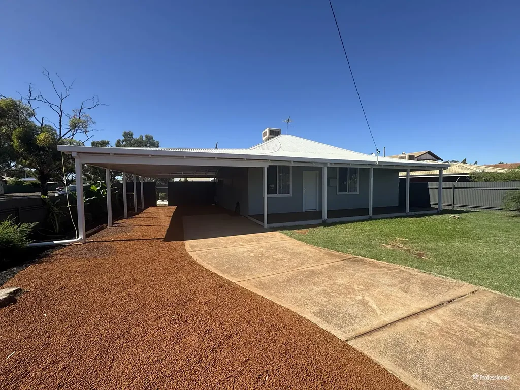 Stylish 4x2 Home with Sleepout & Modern Fixtures – Spacious & Contemporary Living!